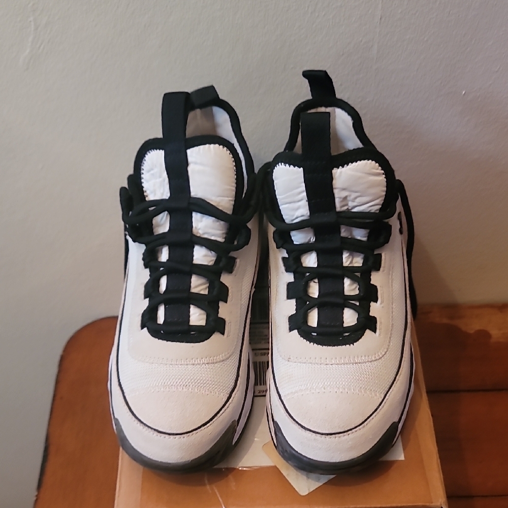 CHANEL Monochrome Lace-Up Sneakers - Picture 3 of 12